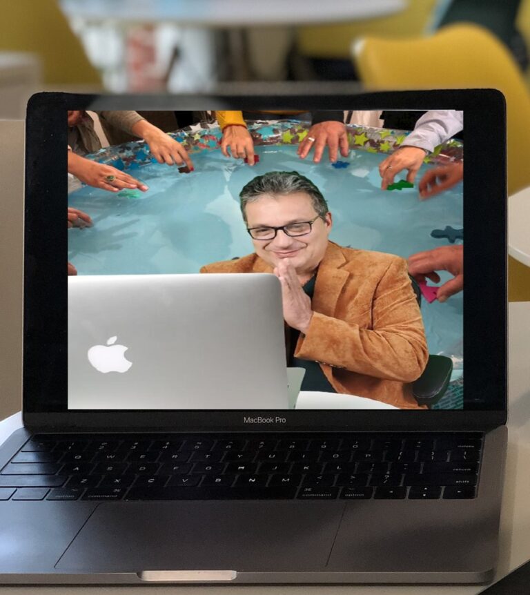 juan-carlos-en-su-laptop